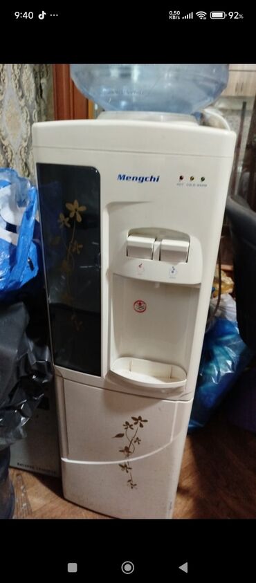Zərərvericilərə qarşı mübarizə aparatları: MƏHSUL: Mengchi su paylayıcı (dispenser) Xüsusiyyətlər: - Üst hissədə