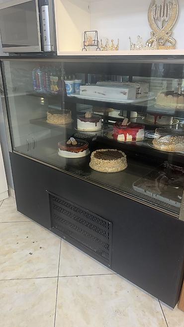 vitrin dukkan: Tort pirojna soyuducu vitrini 540 Azn satılır.Tam işləkdir.Ünvan — 1