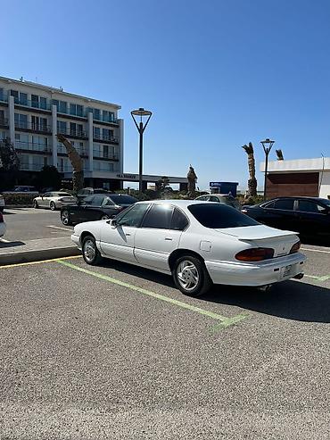qabaq şüşə: Pontiac Bonneville sedan – ağ rəng, tam ölçülü Amerikan sedanı. salam — 2