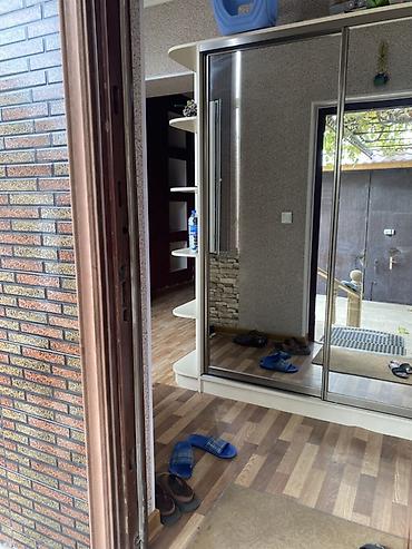 ofis dolablari: Giriş üçün güzgülü kupe şkaf - Rəng: açıq krem - Ön hissə: ikili — 2