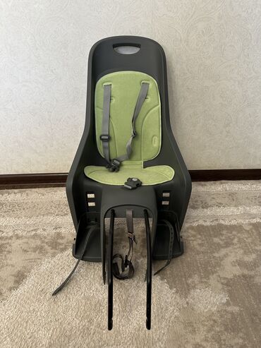 детское складное кресло: Автокресло, цвет - Зеленый, Б/у