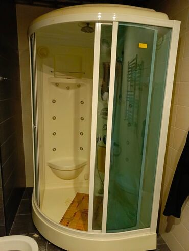 duş kabinası: Кабинка с закрытым верхом