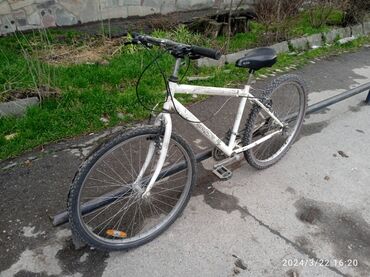 городской велосипед: Велосипед скоростной, городской, стальная рама, ободные тормоза на