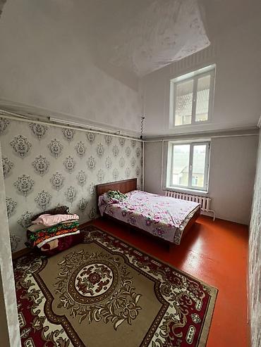 Продажа коттеджей и домов: 🏡 Продается уютный двухэтажный дом в ж/м Ак-Тилек! ✨ Отличный вариант — 19