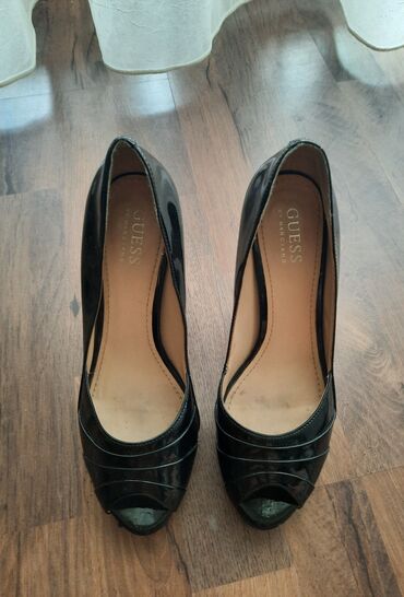 crne lakovane sandale: Pumps, Guess, 37