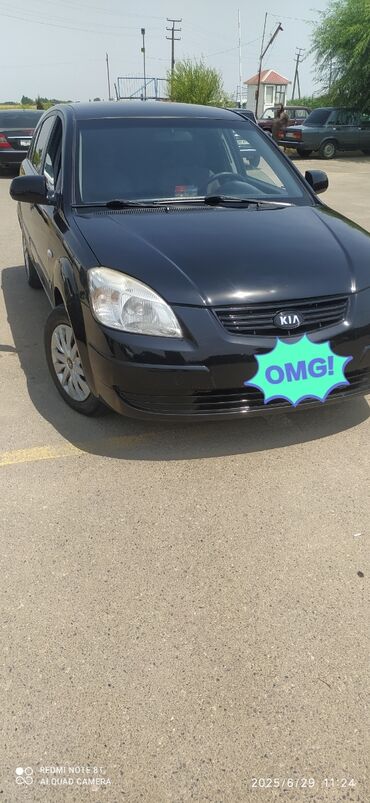 фольксваген поло 1: Qara rəngdə olan Kia Rio avtomobili. Bu model şəhər daxilində rahat