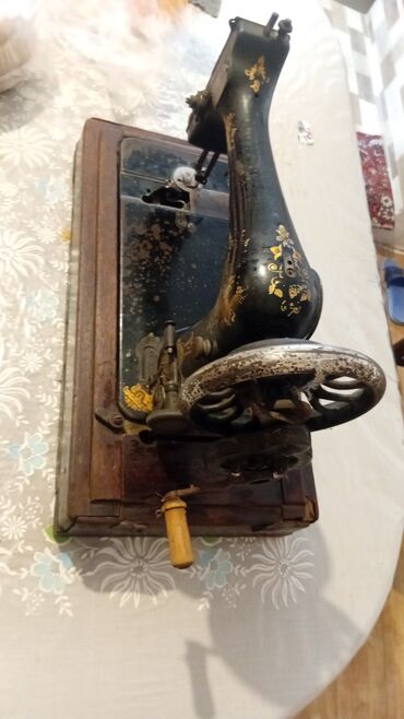 Qədim tikiş maşınları: Antik mexaniki tikiş maşını – əl çarxlı - Klassik döküm gövdə, qara — 9