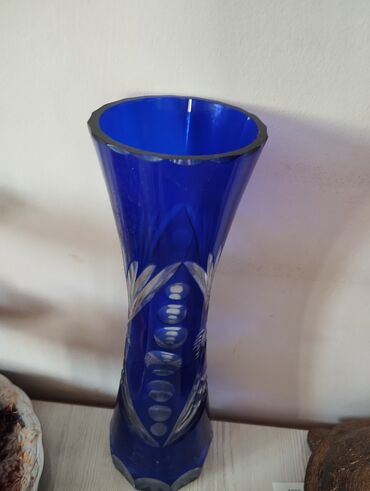 старые посуды: Разные вазы: Чешская ваза, 1700 сом. Советская, черная ваза, ЛФЗ