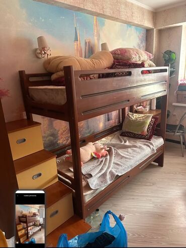 детскую двух ярусную кровать: Двухъярусная детская кровать, Б/у, Натуральное дерево, цвет - Коричневый