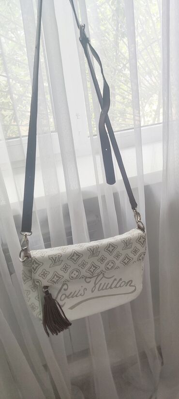Классикалык сумкалар: Классикалык сумка, Louis Vuitton, Материалы: Нукура булгаары, Куру жөнгө салынат, Аялдарга, Колдонулган