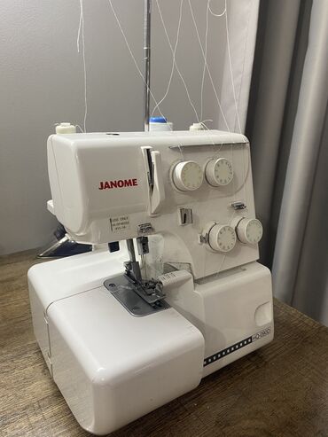 швейные фурнитура: Швейная машина Janome, Оверлок, Полуавтомат