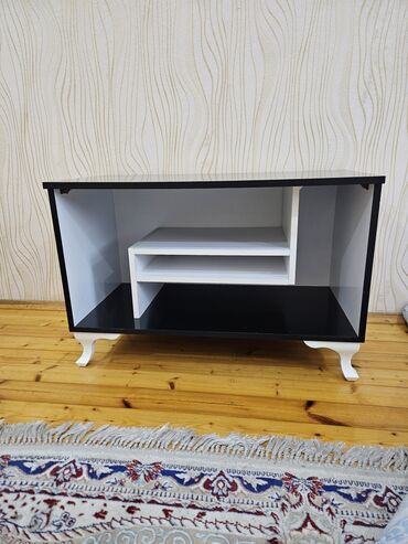 Tv altligi ela veziyyetdedir. ölçü en 90cm, hundurluk 60 cm, derinlik