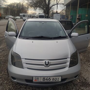 Toyota: Toyota ist: 2003 г., 1.3 л, Автомат, Бензин, Седан