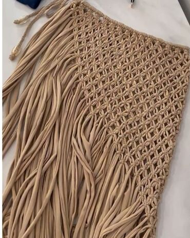 Ətəklər: Makrame toxunuşlu, ağ rəngdə qısa ətək. Bu ətək kəmər hissəsində iplə — 5