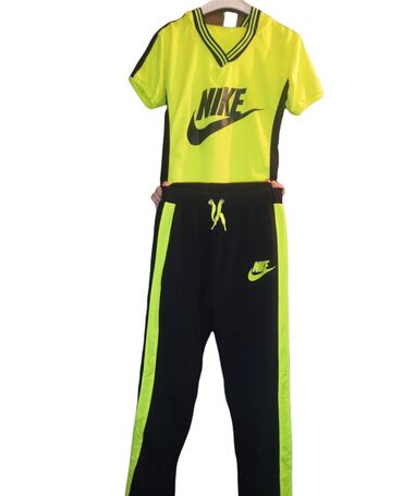 velürdən qadın idman kostyumları: Nike sport dest S-M beden