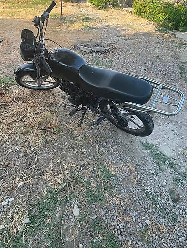 elektrikli skuterler m4 max: Qara rəngli yüngül motosiklet Texniki və dizayn xüsusiyyətləri: - Ön — 4