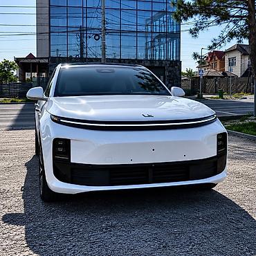 byd e1: Lixiang L6: 2024 г., 1.5 л, Гибрид, Кроссовер — 1