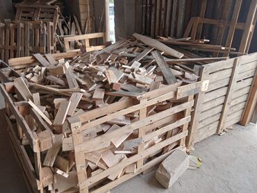 Palletlər, paddonlar: Taxta parçaları və taxta paletləri. Müxtəlif ölçülü və formalı taxta