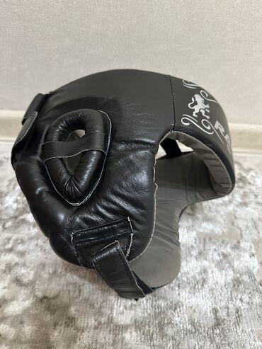 боксерский шлем: Продаю боксерский кожаный шлем. Регулируется размер сзади липучками