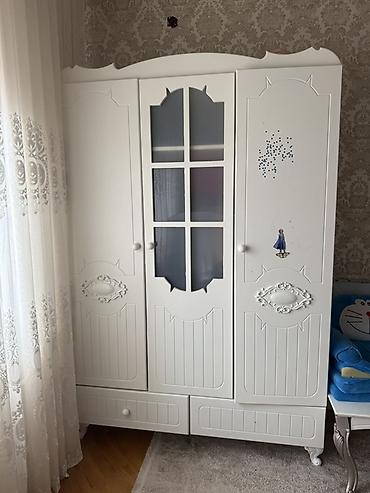 Дом и сад: Ağ rəngdə uşaq otağı dəsti Tərkibi: - Beşik‑komod: sağdan-soldan — 3