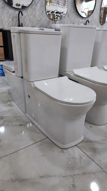Ağ rəngdə unitaz, hamam otaqları üçün uyğundur. Bu unitaz dəsti tualet