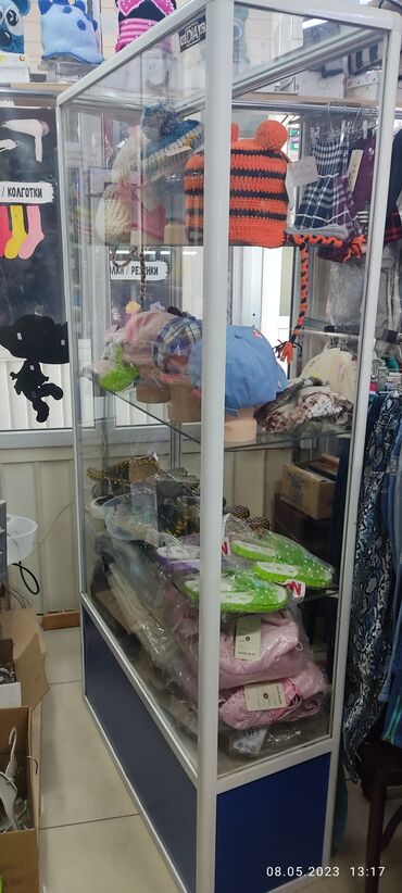 витрины для обуви: Продаю стеллажи стеклянные ветрины производство DIA в хорошем