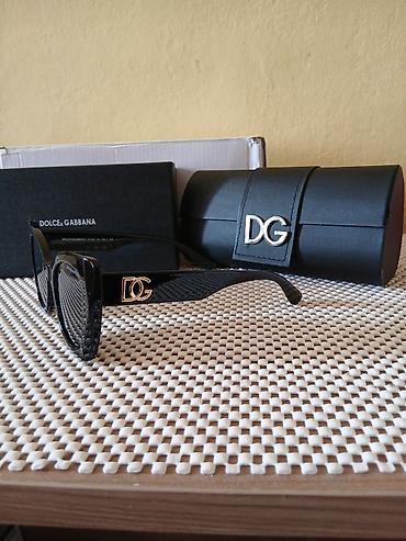 kape sa naocarima: Dolce & Gabbana ženske sunčane naočare u elegantnom crnom dizajnu — 2