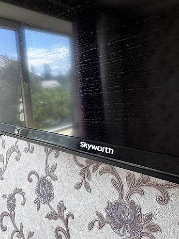 Телевизор Skyworth с диагональю около 40–43 дюймов (визуально). Тонкая