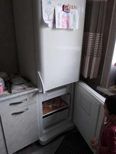 холодильник с морозильной камерой: Холодильник Indesit, Б/у, Двухкамерный, 60 * 190 * 60