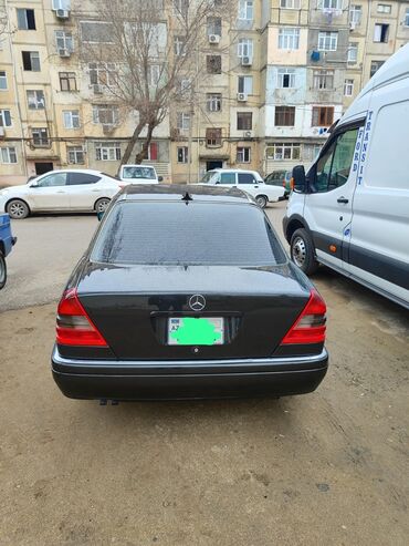 124 mercedes: Mercedes-Benz 220: 2.2 l | 1995 il Sedan