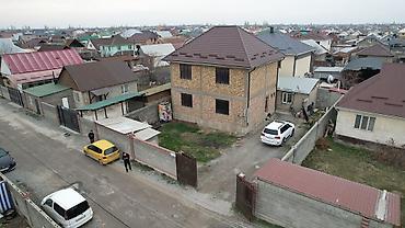 Продажа коттеджей и домов: Продаётся двухэтажный кирпичный дом с участком и хозяйственными — 3