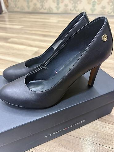 Tuflilər: Tommy Hilfiger qadın ayaqqabıları – dəst 1) Klassik qara hündürdaban — 1