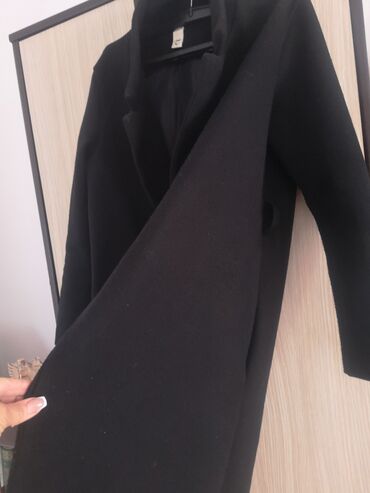 Kaputi: Ženski kaput, crne boje. Cena za jedan. Veličina M - Model na lalafo.rs — 4 Kaputi: Ženski kaput, crne boje. Cena za jedan. Veličina M - Model — 4