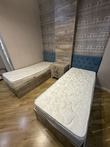 tek çarpayi: 2 односпальные кровати, 2 тумбы