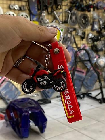 qırmızı çanta: Motosiklet temalı açarlıq - Dizayn: Qırmızı-qara rəngli motosiklet — 1