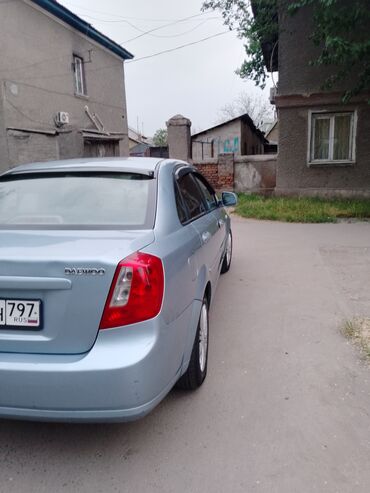 Daewoo: Daewoo Lacetti, седан светло-голубого цвета. Автомобиль отличается