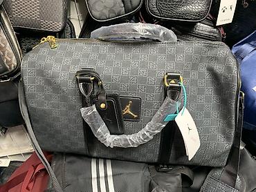 Сумка дорожная/спортивная с принтом монограммы и логотипом Jumpman. -