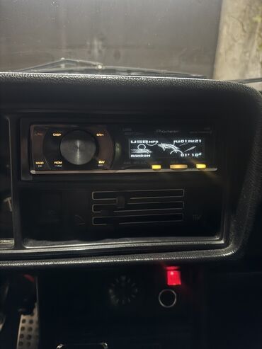 Dinamiklər və sabvuferlər: USB və MP3 dəstəyi ilə qara rəngli Pioneer avtomobil maqnitolası. Bu