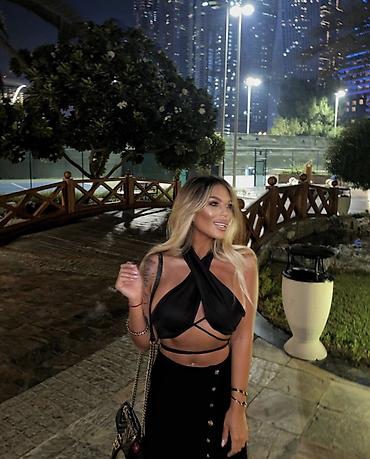 Crop top oko vrata majica sa elastinom. Crna,svetlo