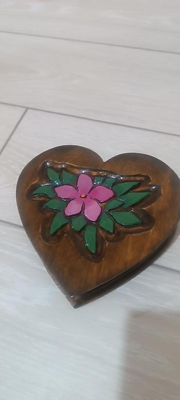 Шкатулки и подставки: Деревянные шкатулки в форме сердца с рельефной ручной росписью. - — 8