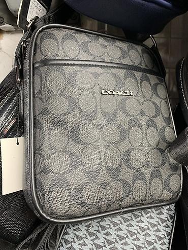 Сумка через плечо COACH - Компактная вертикальная форма, подходит для