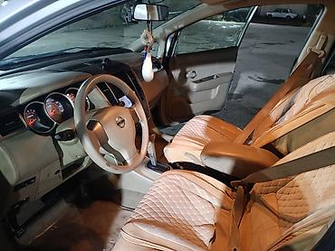 su satan yerler: Nissan Tiida, 5 qapılı hetçbek, gümüşü rəng. - Sərfəli şəhər — 7
