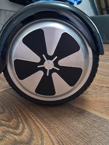 Giroskuterlər: Şəkillərdə görünən bu qara rəngli hoverboard, hamar səthli dizaynı ilə — 5