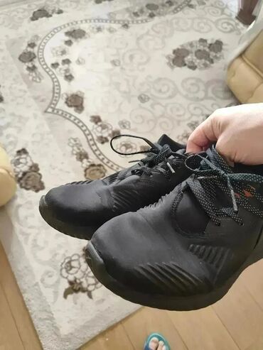 uşaq üçün hündür krosovkalar: Qara rəngli Adidas idman ayaqqabıları. İdman və gündəlik geyim üçün