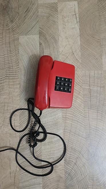retro gramofon: Qırmızı rəngli köhnə tipli masaüstü telefon - Klassik dizayn — 2