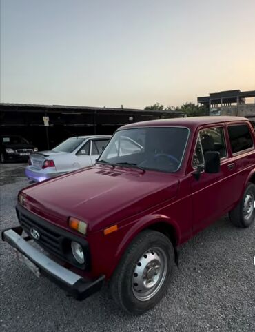 аварийный машина сатылат: Автомобиль Lada Niva, окрашенный в бордовый цвет. Компактный