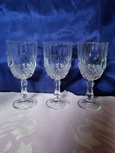 Čaše: Case nove italijanske za vino. 80,90te. Case komada 6 u — 9