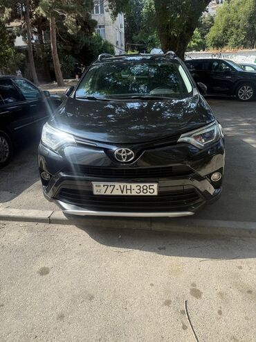 Toyota RAV4 krossoveri qara rəngdə, dinamik dizaynlı və funksional