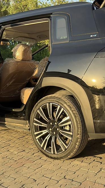 GAC: Черный кроссовер/внедорожник с просторным салоном и бежевой кожаной — 9