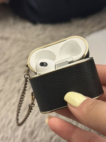 Mobil telefonlar üçün digər aksesuarlar: Qara dəri üzlüklü, qızılı rəngli haşiyəsi olan Airpods qabı ve airpods
